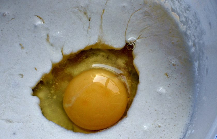 1. Этап. Воздушные сырные вафли: Вилкой смешайте простоквашу с яйцом и солью.