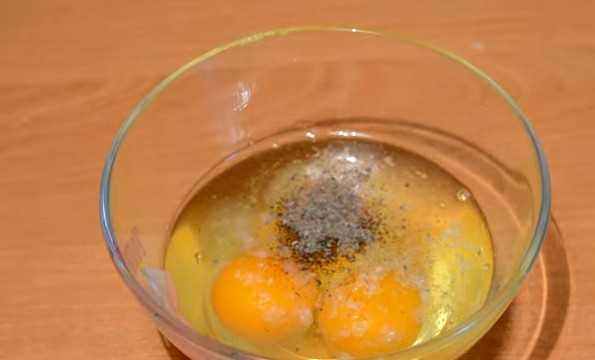 1. Этап. Мясные кексы с начинкой: 4. Разбейте яйца в глубокую мисочку, добавьте соль и приправы, взбейте вилкой. Затем добавьте сметану, перемешайте, чтобы не было комочков.