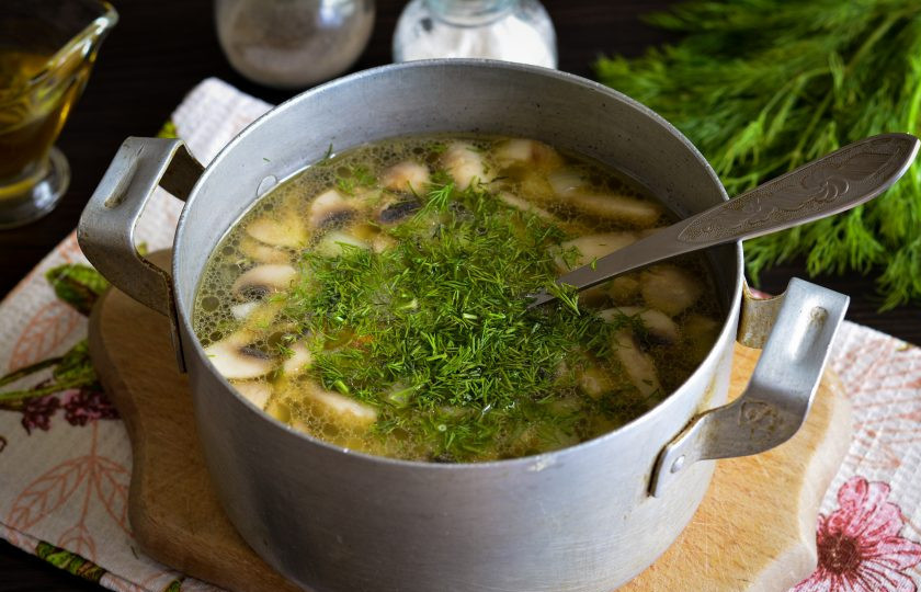 1. Этап. Грибной холодный суп на воде: Всыпьте мелко рубленный укроп, доведите до кипения и снимите с плиты. Суп полностью остудите.