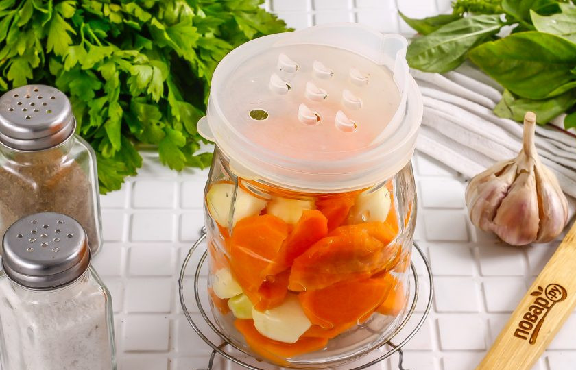 1. Этап. Маринованный чеснок с морковью на зиму: Затем слейте воду из емкости, сменив крышку на сливную.