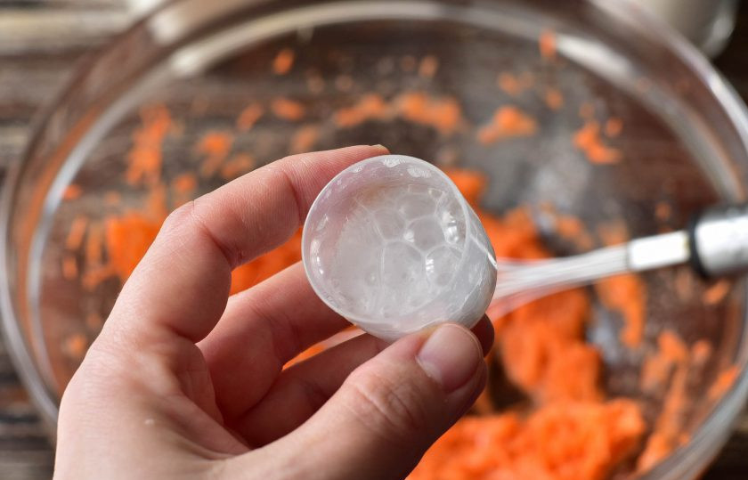 1. Этап. Морковные пряники: Добавьте соду, которую погасите уксусом.