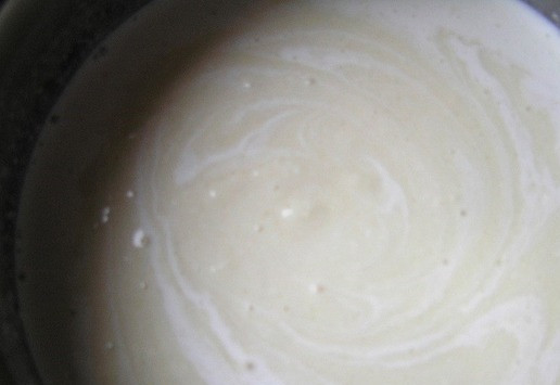 1. Этап. Праздничная кростата с зефиром: Влейте сливки, перемешайте.