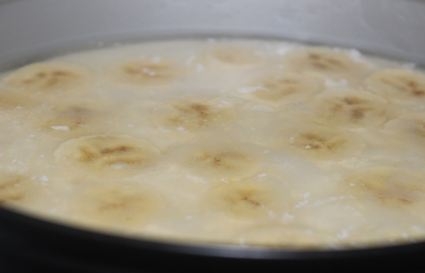 1. Этап. Творожный торт с бананом: Отправили торт в холодильник, когда он немного застынет, достаньте и выложите колечки банана. Оставшуюся треть желатина немного разведите теплой водой и равномерно покройте ею верх торта. Снова отправьте его в холодильник часов на 5 (а лучше на ночь), чтобы застыл.