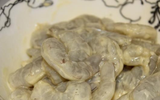 1. Этап. Креветки во фритюре: Ставим на плиту сковороду или кастрюльку с растительным маслом, пусть хорошо нагреется. Выкладываем креветки в кляр, перемешиваем.