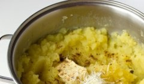 1. Этап. Картофельное пюре с Пармезаном: В картофельное пюре добавляем сливочное масло, чёрный молотый перец, натёрный на мелкой тёрке сыр 