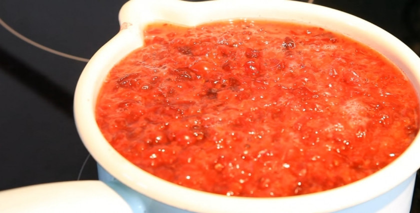 1. Этап. Клюквенный мусс: 3. Ягодки залейте горячей водой и проварите 5-8 минут.