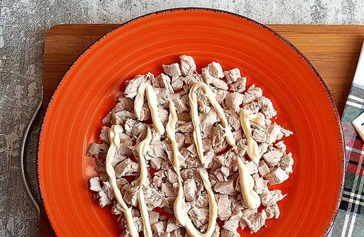 1. Этап. Салат Снежок: Салат будет слоями. Нам сразу нужно подготовить красивую тарелку немного с углублением от края тарелки. Тарелка у меня D-24 см, углубление, где будем формировать салат D-20 см. 1 слой: отварное филе индейки, порезанное небольшим 