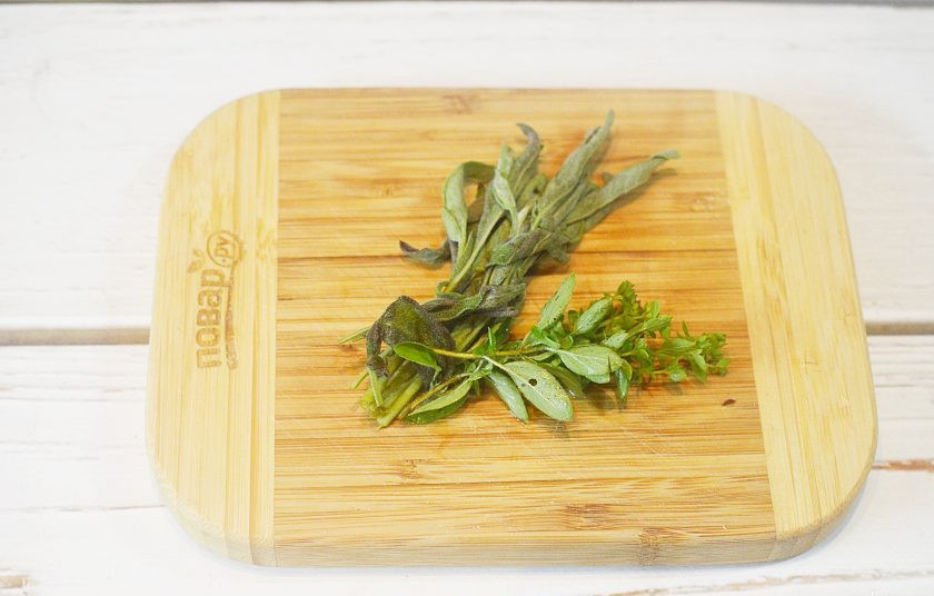 1. Этап. Свиные отбивные с шалфеем: 5. Тимьян и шалфей помойте, обсушите.