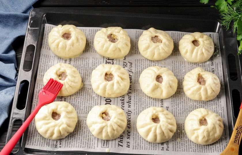 1. Этап. Беляши из дрожжевого теста в духовке: Готовые и разложенные на противне беляши оставьте для расстойки, минут на 15. Затем смажьте их яйцом и отправьте выпекаться в заранее разогретую до 180 градусов духовку на 35 минут.