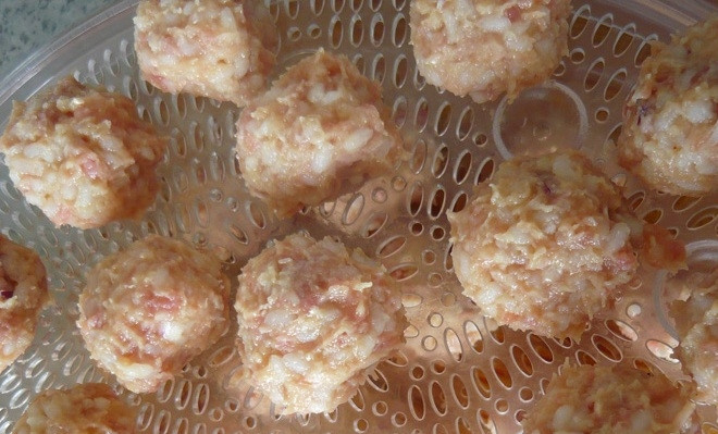 1. Этап. Тефтели с рисом на пару: Теперь формируем небольшие тефтели и отправляем их в пароварку. В моей модели пароварки хватило 30 минут для полного приготовления тефтелей, но в вашей модели время может отличаться, поэтому хорошенько прочитайте инструкцию. А готовые тефтели отлично сочетаются с легким овощным салатиком. Приятного аппетита!