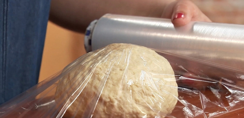 1. Этап. Эмпанадас: Лопаткой начните замес теста. Затем делайте это руками. Положите получившееся тесто под пищевую плёнку. Поставьте его в холодильник на полчаса.