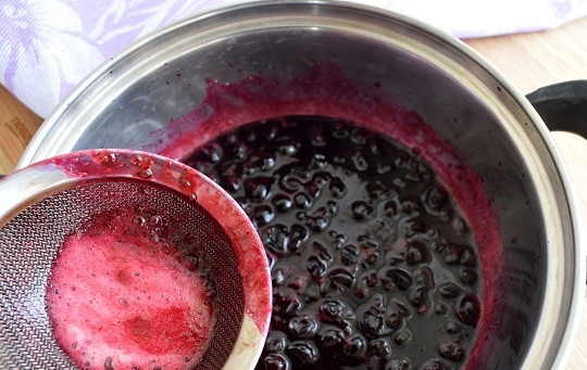 1. Этап. Варенье из смородины Пятиминутка: Ягоды засыпьте сахаром в кастрюле с двойным дном. Толкушкой немного примните ягоды. Добавьте лимонный сок и проварите на среднем огне в течение 5 минут, помешивая лопаткой. Снимите с огня, остудите. Доведите до кипения, при необходимости снимите пенку. Проварите в течение 5 минут, снимите с огня и остудите.