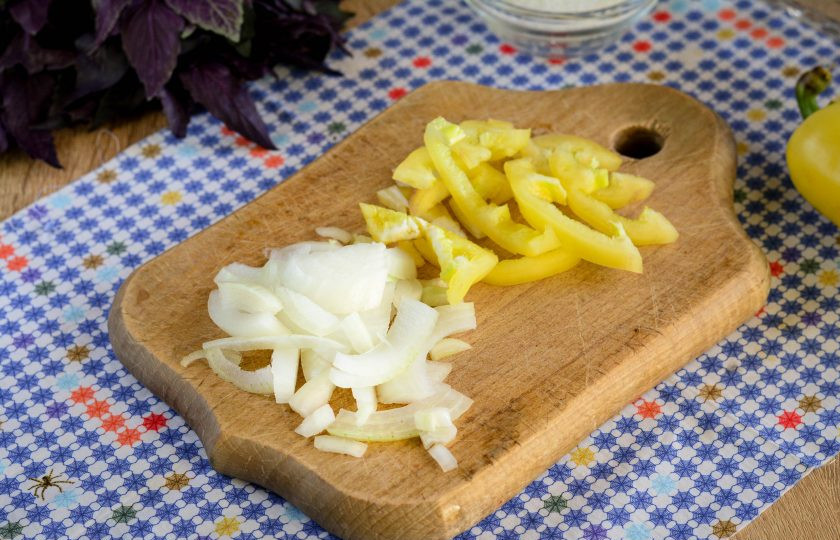 1. Этап. Салат из патиссонов на зиму: Почистите перец и лук, нарежьте овощи полосками.