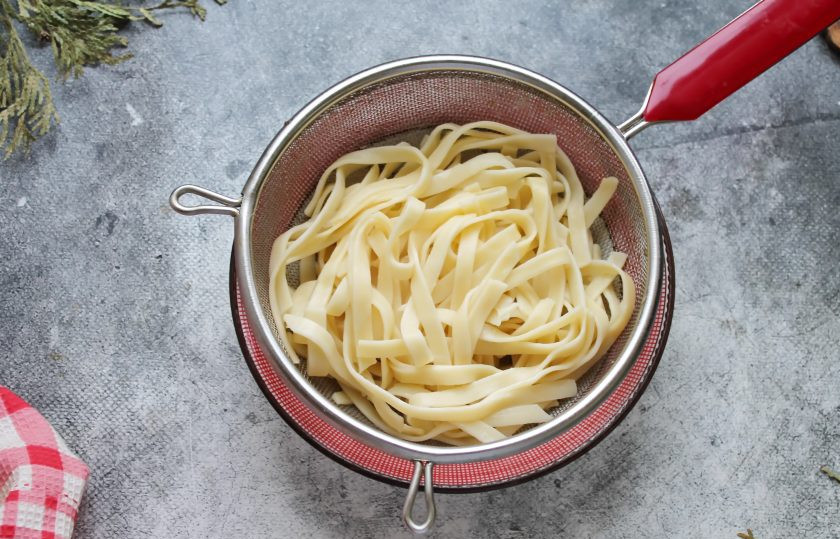 1. Этап. Паста с креветками и соусом Песто: Пасту, у меня лингвини, отварите в соленой воде и откиньте на сито. Дайте отвару стечь, оставив 50 миллилитров, он понадобится вам позднее.