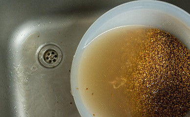 1. Этап. Гречка с рыбой в мультиварке: Хорошо промываем гречневую крупу.