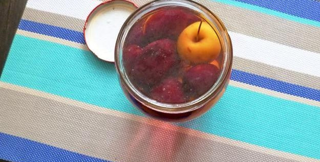 1. Этап. Компот из ранеток: Залейте всё кипятком, оставьте постоять на 15 минут.