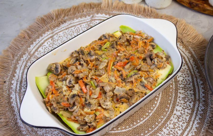 1. Этап. Лазанья из кабачков с грибами: На кабачки выложите еще часть начинки, разровняйте.