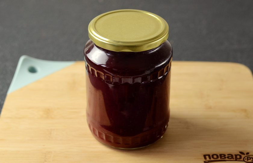1. Этап. Томатный сок со свеклой на зиму: Разлейте горячий сок в чистые стерилизованные банки, закройте крышками.