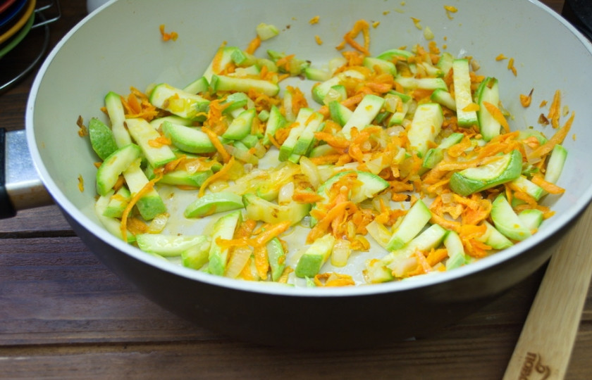 1. Этап. Рагу из кабачков и капусты: Добавьте кабачки. Тушите вместе 10 минут.