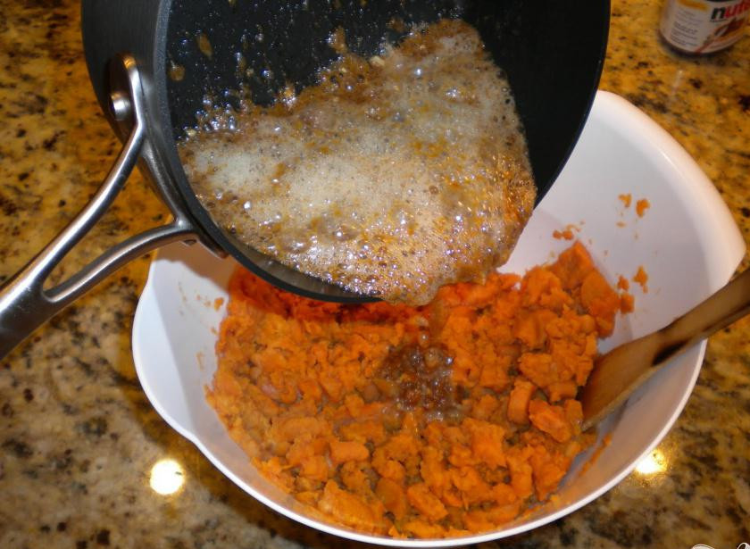 1. Этап. Суфле с бататом и орехами: 2. Добавить в посудину смесь масла сахара и орехов. Тщательно перемешать.