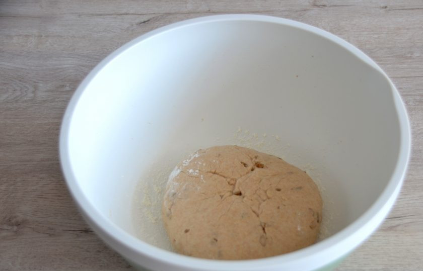 1. Этап. Голландский хлеб: Слегка присыпьте мукой дно миски, выложите тесто 