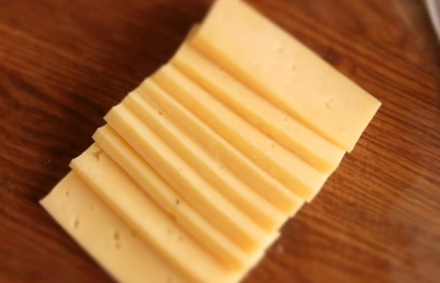 1. Этап. Нейжнейшее куриное филе в духовке: 3. Сыр нарежьте пластинами.