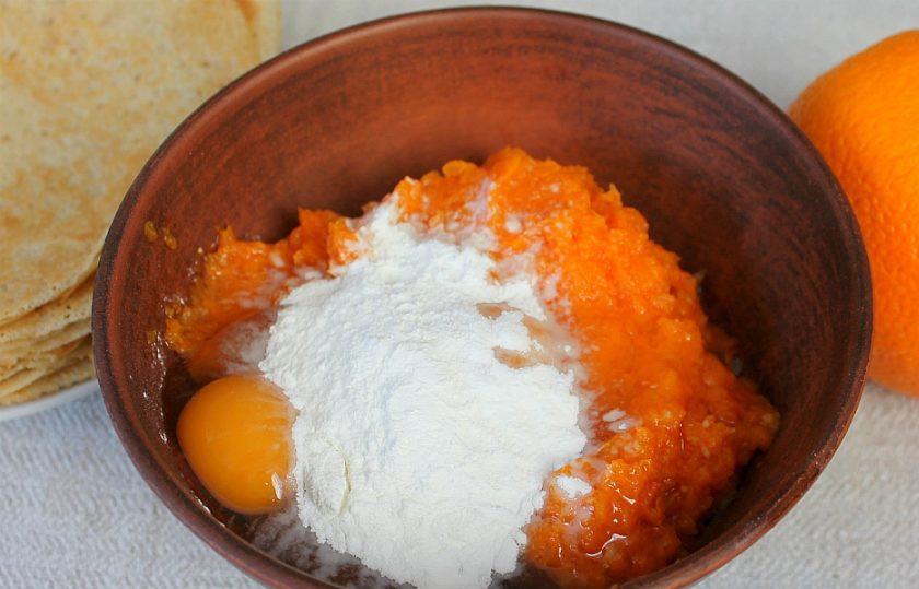 1. Этап. Тыквенная запеканка с блинами: Насыпаем крахмал.