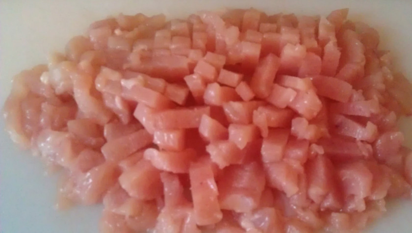 1. Этап. Курник из слоеного теста: Отвариваем куриный окорочок. Берем только мясо, нарезаем его на мелкие кусочки.