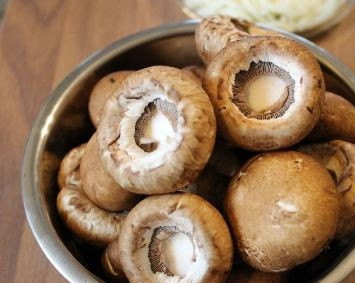 1. Этап. Фаршированные грибы с оливками и орехами: Грибы помойте, удалите ножки.