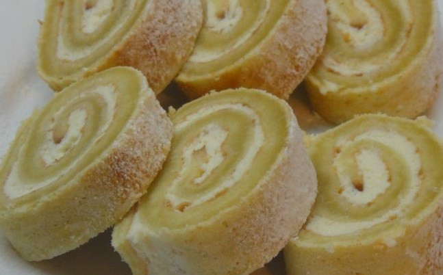 1. Этап. Быстрый бисквитный рулет: Можем наслаждаться готовым быстрым бисквитным рулетом. Приятного чаепития!