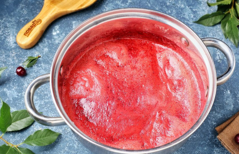 1. Этап. Джем из вишни с крахмалом: При постоянном помешивании варите в течение десяти-пятнадцати минут. Пенку, образующуюся при варке, снимайте шумовкой.