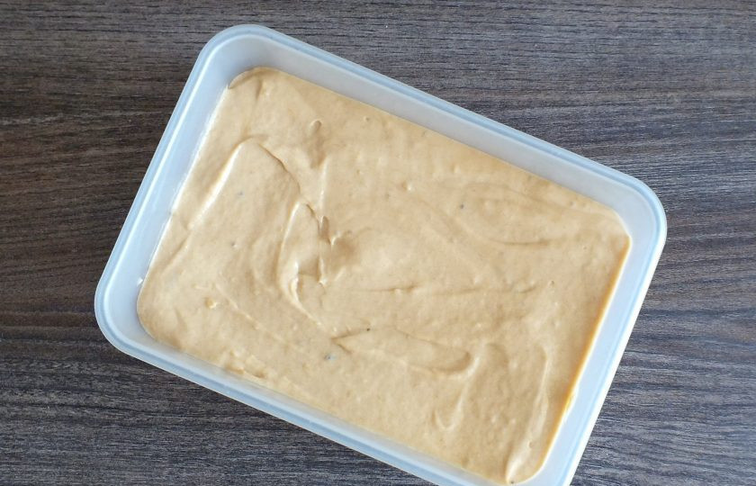 1. Этап. Мороженое из банана и сгущенки: Выложите будущее мороженое в форму и уберите в морозильную камеру минимум на 6 часов.