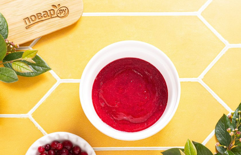 1. Этап. Клюквенный напиток: Отложите клюквенное пюре в сторону.