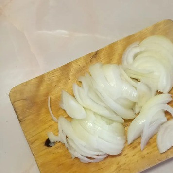 1. Этап. Куриная печень по-турецки: Лук очистить и нарезать полукольцами.