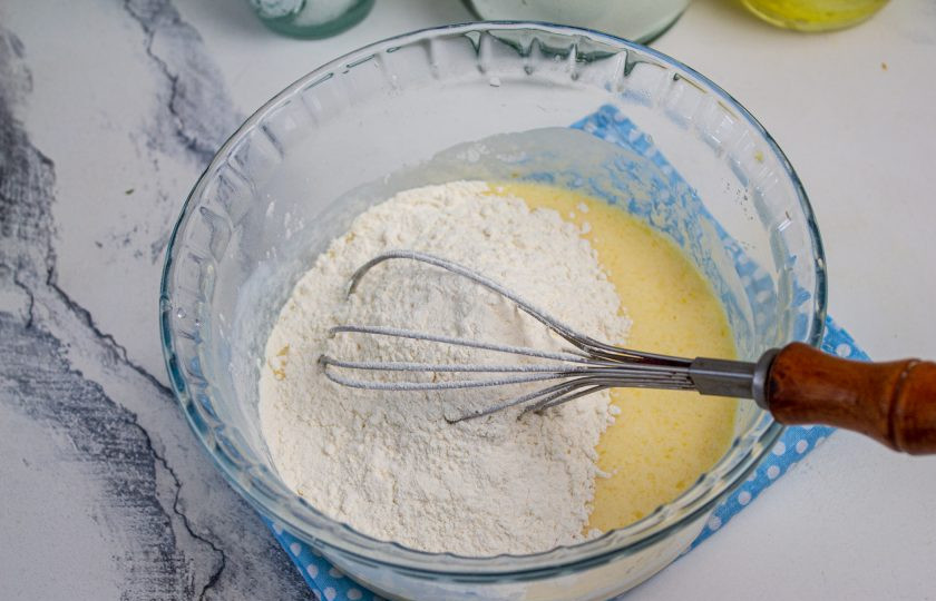 1. Этап. Ванильные оладьи: Добавьте просеянную муку, тщательно перемешайте.