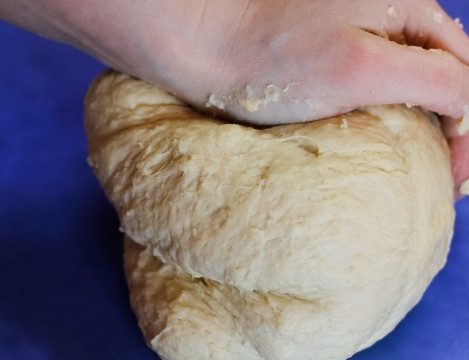 1. Этап. Тутманик: Далее начинаем постепенно всыпать муку и замешивать тесто. Это надо делать очень тщательно, потому что от этого зависит вкус нашего пирога.