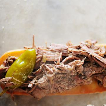 1. Этап. Итальянские горячие бутерброды: Заправляем мясной начинкой.