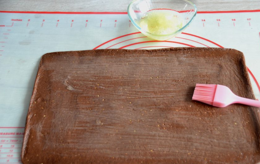 1. Этап. Саксонское печенье: Раскатайте тесто с какао в прямоугольный пласт такого же размера, как из светлого теста. Смажьте тесто яичным белком и выложите на него ранее раскатанный светлый пласт. Можно чередовать пласты и наоборот, это не имеет значения.