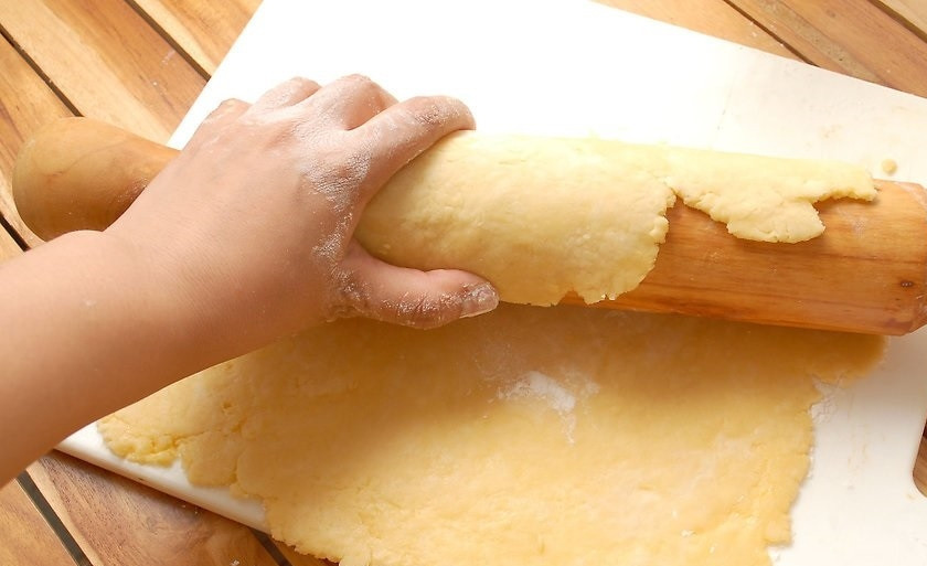 1. Этап. Простой рецепт яблочного пирога: 4. С помощью скалки аккуратно перенесите тесто в форму для выпечки.