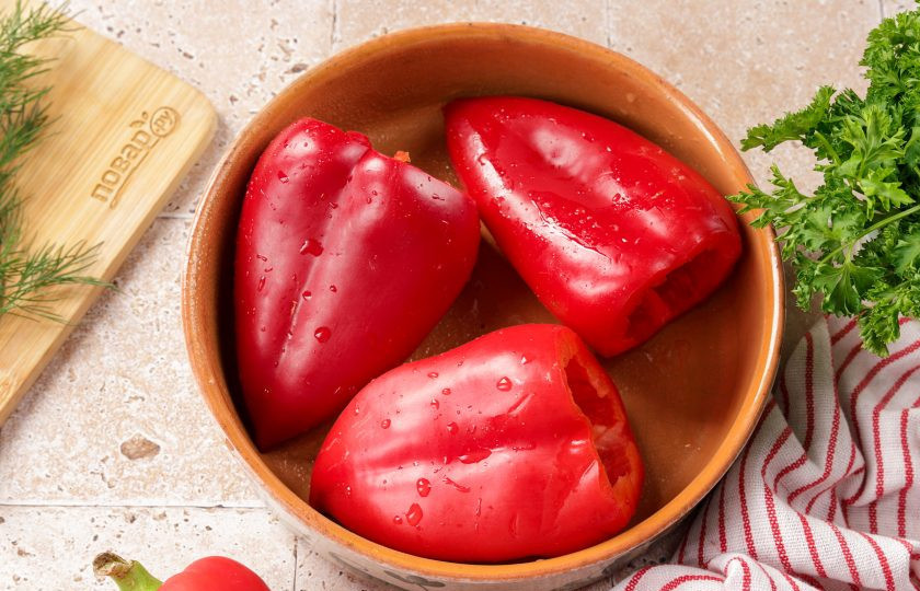 1. Этап. Жареный болгарский перец с сыром: У перцев удалите плодоножку, семена и перегородки. Промойте, обсушите, смажьте растительным маслом и выложите в жаропрочную форму. Запекать перец при температуре 190 градусов 10 минут с одной стороны, затем аккуратно перевернуть и запекать столько же с другой стороны.