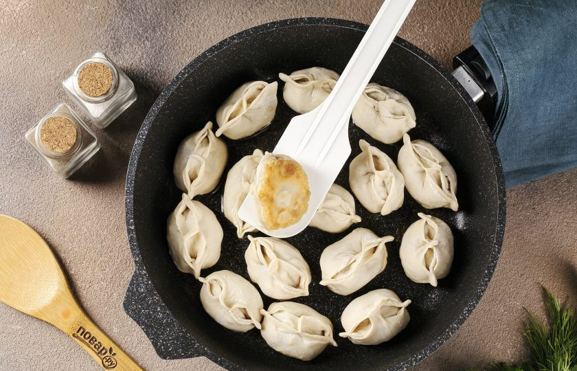 1. Этап. Манты без мантоварки: Обжарьте манты на сильном огне до появления снизу золотистой корочки.