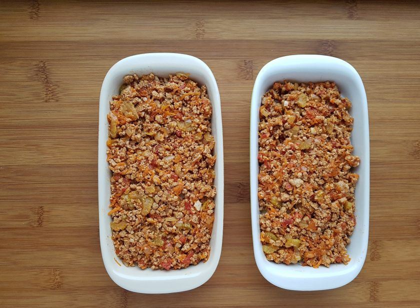 1. Этап. Запеканка по-неаполитански: Сверху макарон выложите фарш с овощами.