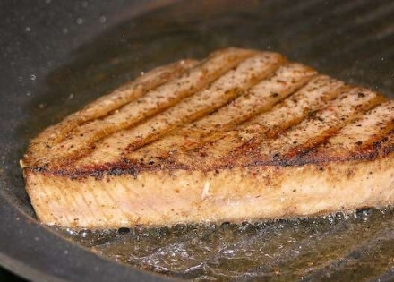 1. Этап. Стейк из тунца: 3. В ту же сковороду, где жарили помидоры, отправляем стейки. Обжариваем их по 2 минуты на среднем огне с каждой стороны (до появления характерной румяной корочки).