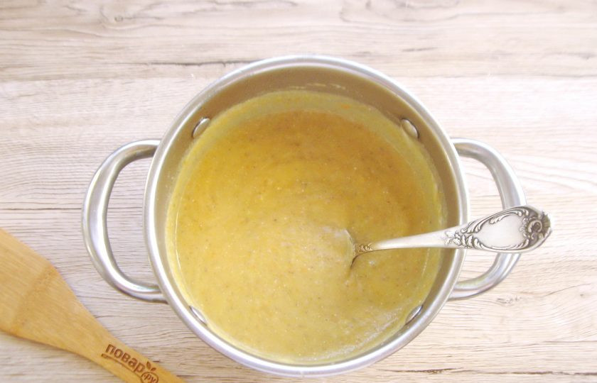1. Этап. Суп-пюре на курином бульоне: Перемешайте суп со сливками.