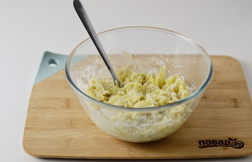 1. Этап. Запеканка с грибами: В большой миске соедините картофель с мукой, солью и перцем. Перемешайте.