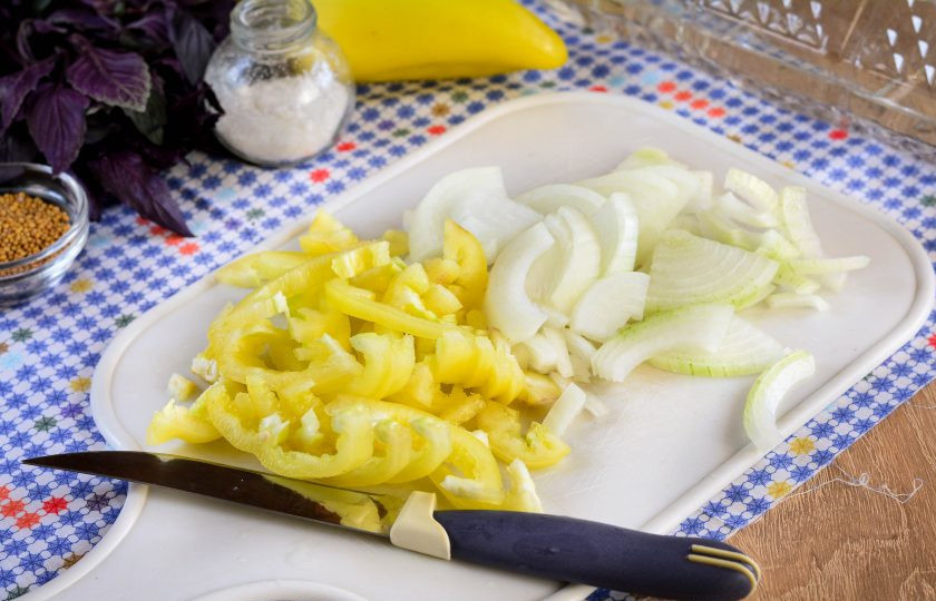 1. Этап. Огурцы Бостон: Почистите перец и лук, нарежьте овощи полосками.