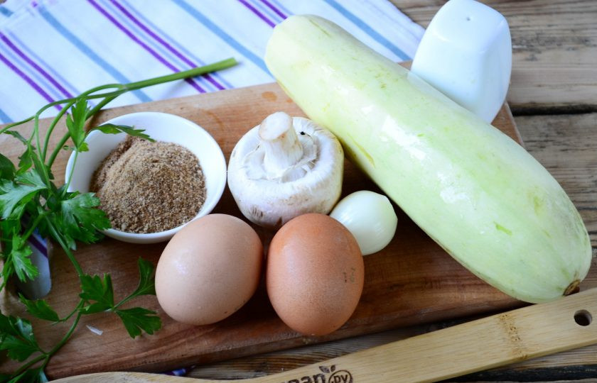 1. Этап. Котлеты из кабачков с грибами: Подготовьте все необходимые ингредиенты. Если кабачок молодой, то просто промойте его хорошенько, если же на кабачке уже твердая белая кожица, то ее следует срезать. Кроме того, в больших кабачках уже много семян, поэтому такой кабачок следует разрезать на 4 части вдоль и вырезать мякоть с семенами.