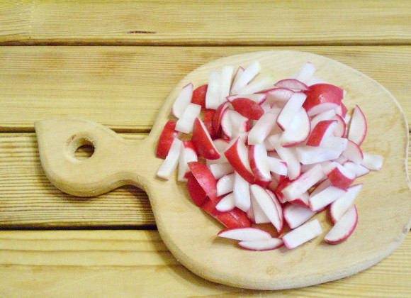 1. Этап. Салат из зелени и овощей: 4. Редис режем крупной соломкой.