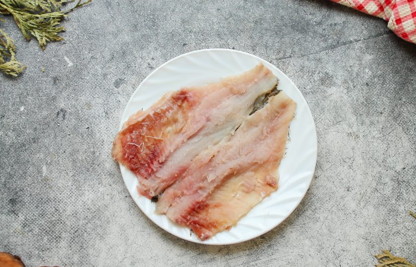 1. Этап. Лещ запеченный в тесте: Пока тесто поднимается, займитесь лещем. Рыбу очистите от чешуи, удалите внутренности и отрежьте голову. Аккуратно разрежьте леща на две части, не разрезая на две части. Очень тщательно извлеките даже маленькие косточки. Филе посолите и поперчите.