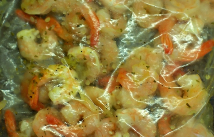 1. Этап. Креветки в чесночном соусе: Креветки просушиваем и складываем в мешок для выпекания. Поливаем маринадом. Аккуратно вымазываем каждую креветку в маринаде и убираем в холодильник на час или же на всю ночь (смотря как у вас со временем).